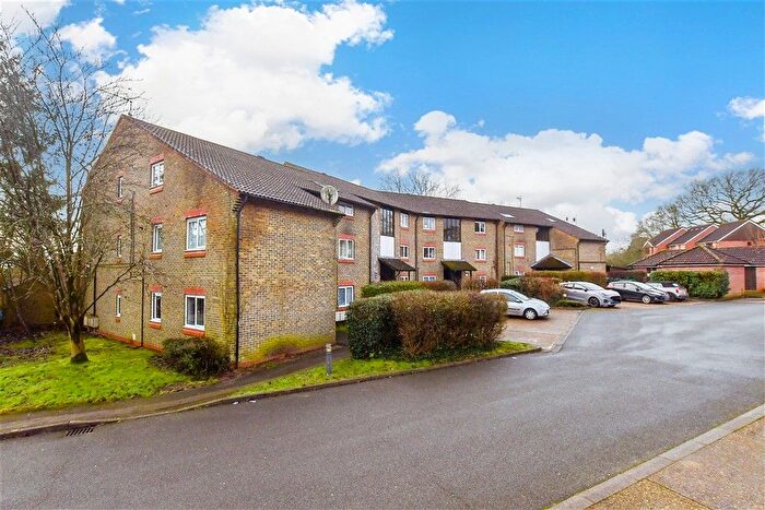 1 Bedroom Flat For Sale In Willow Close, Beare Green, Dorking, Surrey, RH5