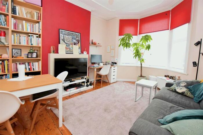 2 Bedroom Flat To Rent In Eton Avenue, London, N12