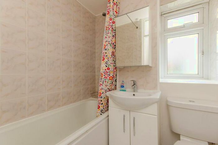 2 Bedroom Flat To Rent In Burton House, Bermondsey, London, SE16