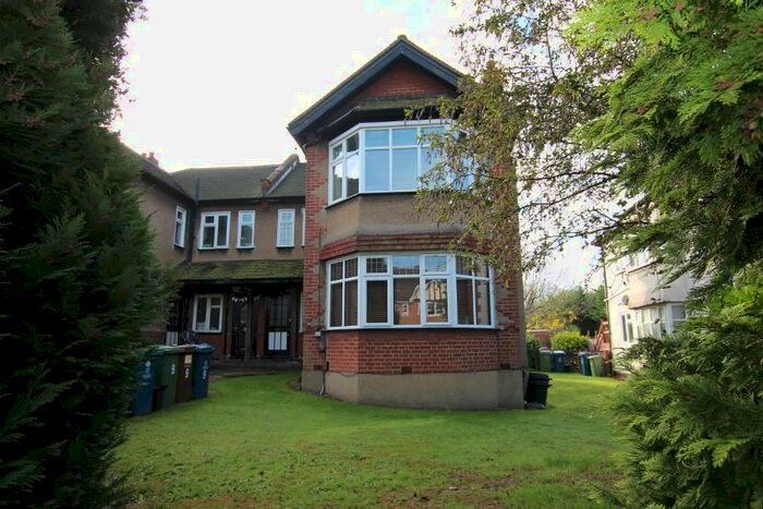 2 Bedroom Flat To Rent In West End Court, Pinner, HA5