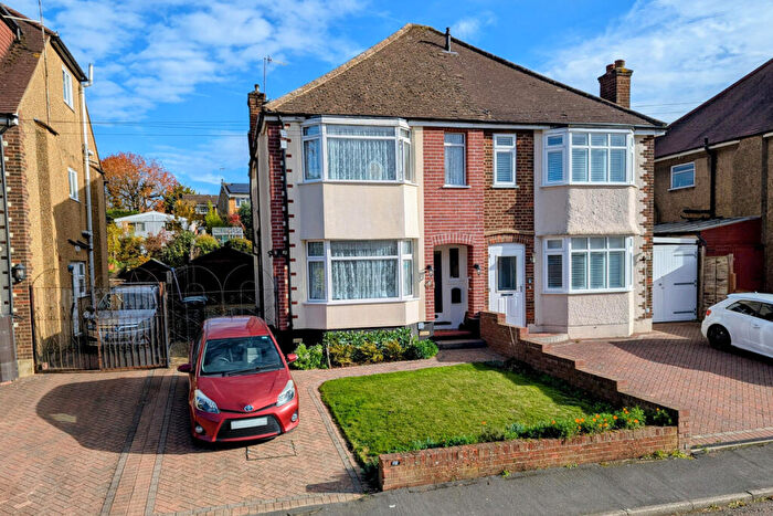 3 Bedroom Semi Detached House For Sale In Crabtree Close, Hemel Hempstead, HP3