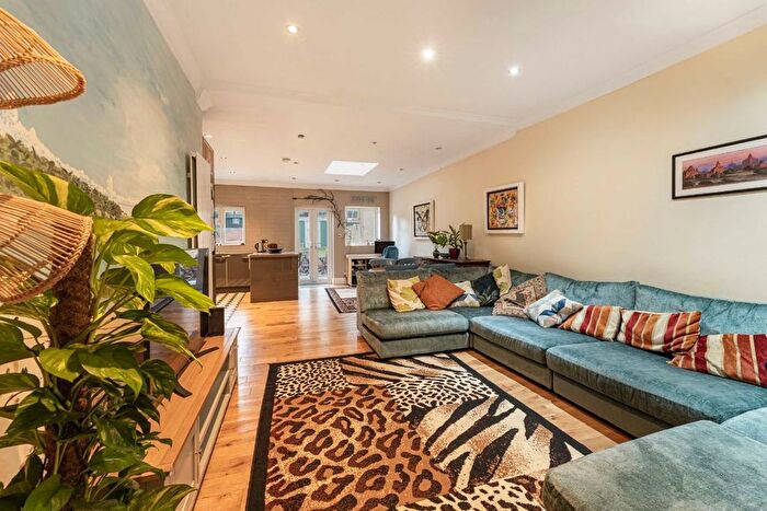 2 Bedroom Flat For Sale In Beatrice Avenue, London, SW16