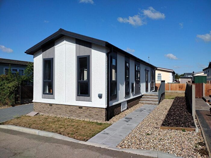 2 Bedroom Park Home For Sale In Clapham, Bedford, MK41