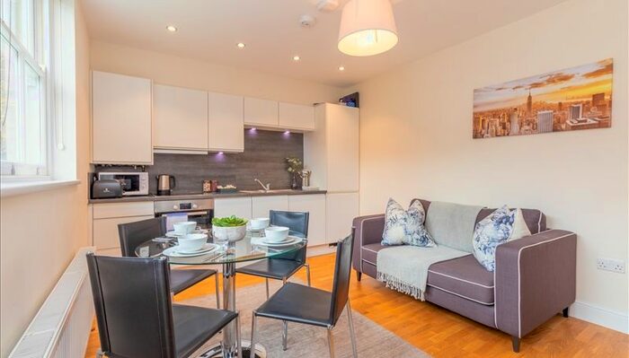 2 Bedroom Flat To Rent In Hamlet Gardens, London, W6