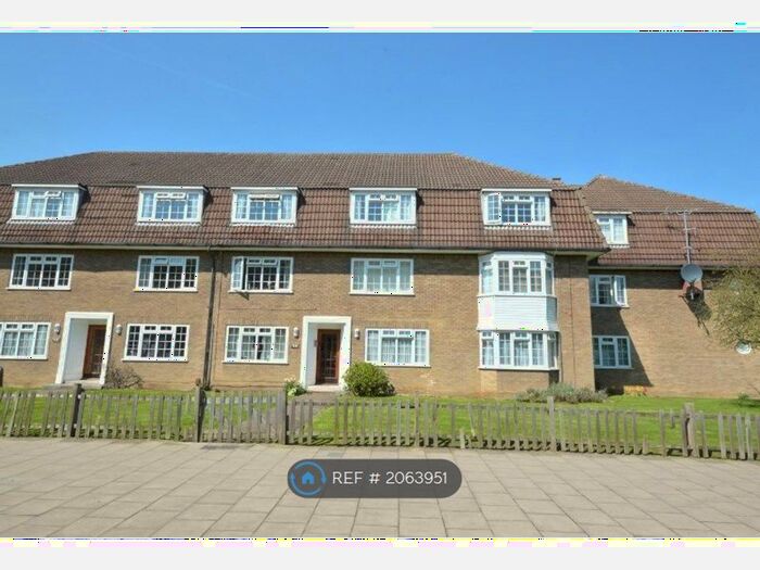 2 Bedroom Flat To Rent In North Parade, Chessington, KT9