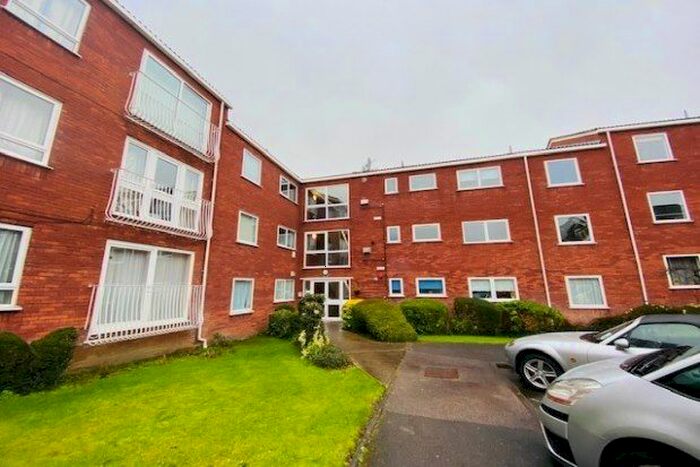 2 Bedroom Flat To Rent In Roundhedge Way, Enfield, EN2