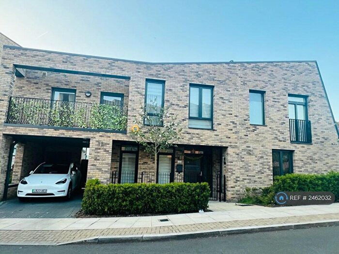 3 Bedroom Detached House To Rent In Daphne Close, Barnet, EN5