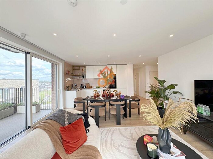 3 Bedroom Flat To Rent In Waterview House, Quay Walk, Wembley, HA0