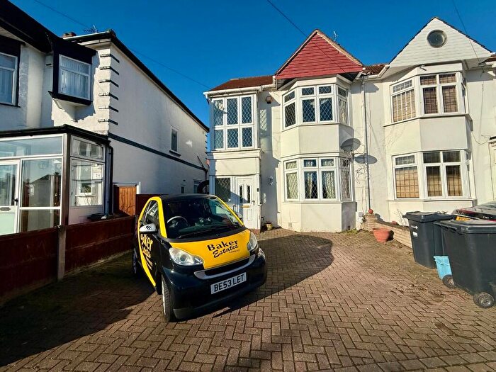 4 Bedroom Semi-Detached House To Rent In Ashurst Drive, Ilford, London, IG6