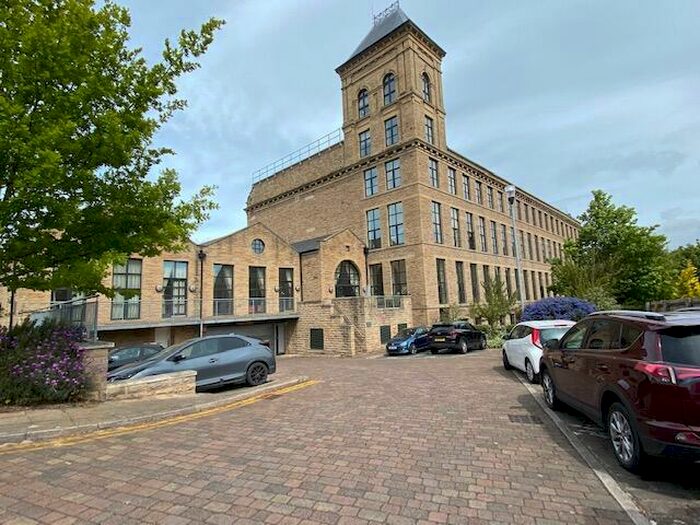 2 Bedroom Apartment To Rent In Meadow Road, Bradford, West Yorkshire, BD10