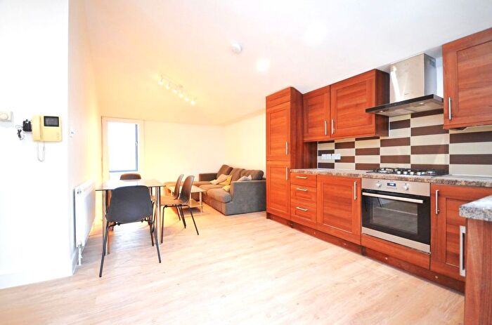 2 Bedroom Flat To Rent In South Street, Isleworth, TW7