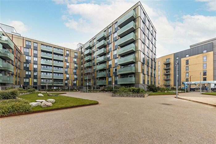 3 Bedroom Flat To Rent In Lakeside Drive, Park Royal, NW10