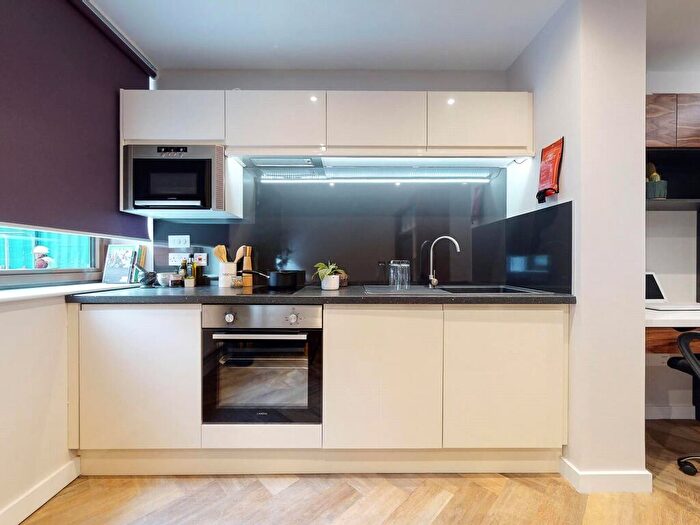 Apartment To Rent In Apt, Live Oasis Wade Lane #, LS2