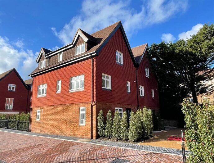 4 Bedroom Semi Detached House For Sale In Kingswood Mews, Waterhouse Lane, Kingswood, KT20