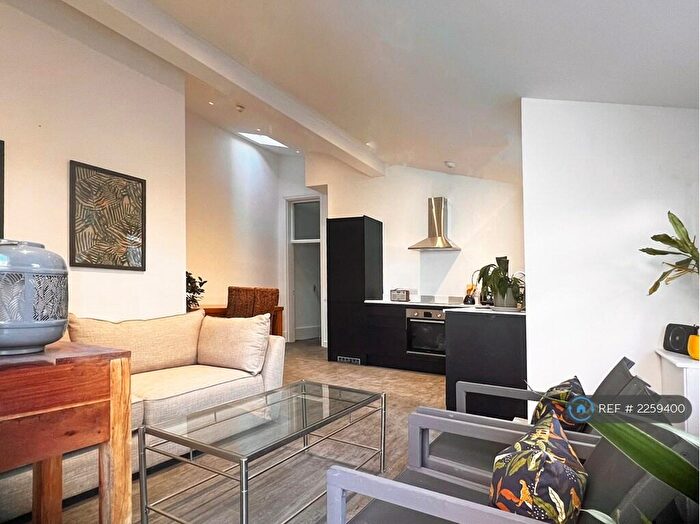 2 Bedroom Flat To Rent In St Davids Hill, Exeter, EX4