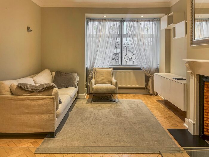 2 Bedroom Flat To Rent In Cambridge Park, Twickenham, TW1