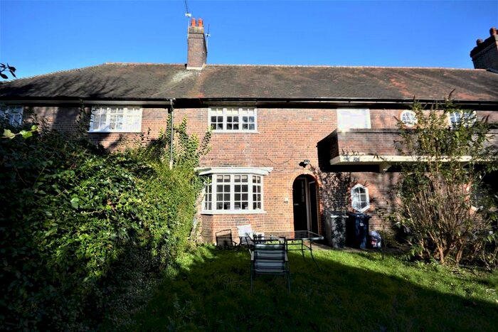 1 Bedroom Maisonette To Rent In Neale Close, London N2