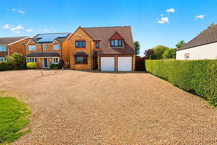4 Bedroom Detached House For Sale In Avenue Road, Rushden, NN10