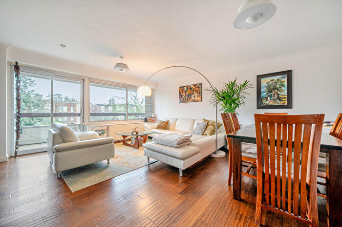 2 Bedroom Flat For Sale In Station Road, New Barnet, EN5