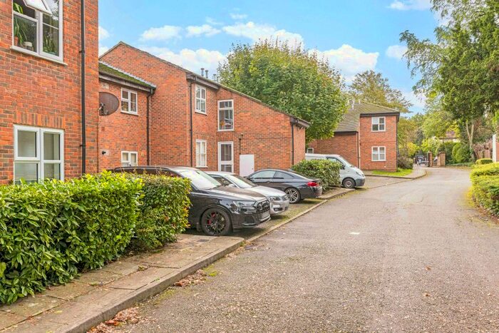 Studio To Rent In Monarch Mews, London, SW16