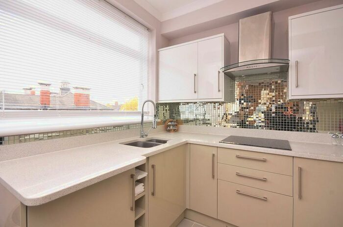 2 Bedroom Flat To Rent In John Islip Street, Westminster, London, SW1P