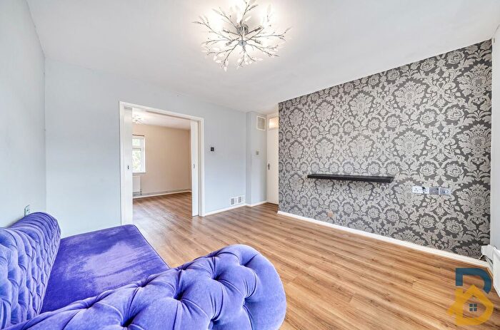 1 Bedroom Flat For Sale In Cherry Tree Lane, Rainham, RM13
