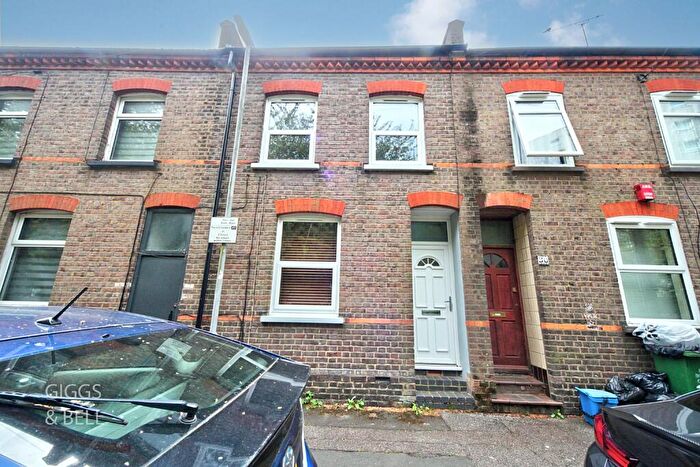 3 Bedroom Terraced House For Sale In Kingsland Road, Luton, Bedfordshire, LU1