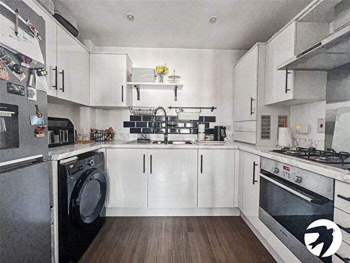2 Bedroom Flat For Sale In Eglington Drive, Wainscott, Kent, ME3