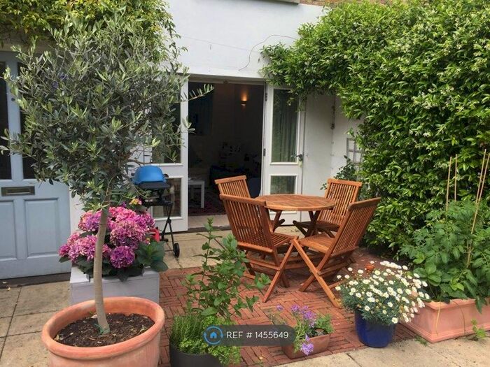 2 Bedroom Maisonette To Rent In Park View Mews, London, SW9