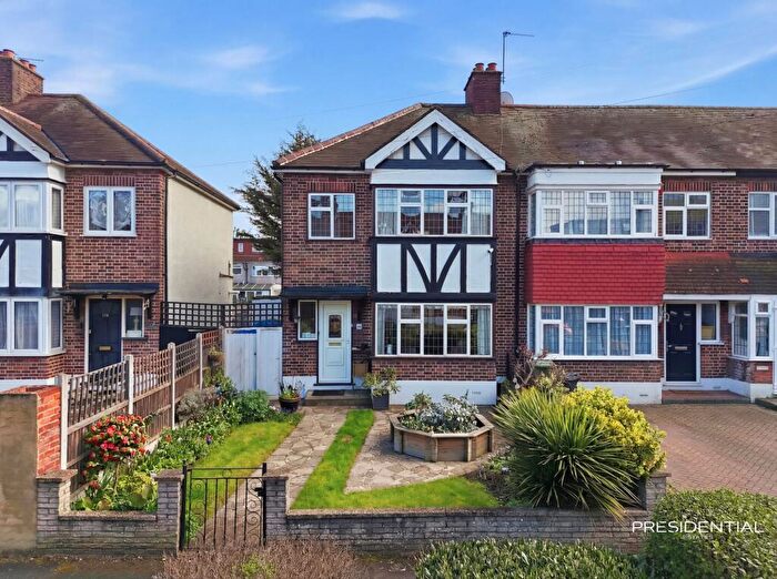 3 Bedroom End Of Terrace House For Sale In Brackley Square, Woodford Green, IG8