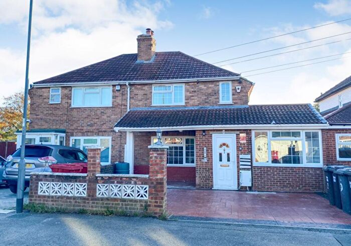 7 Bedroom Semi Detached House For Sale In York Avenue, Slough, Buckinghamshire, SL1