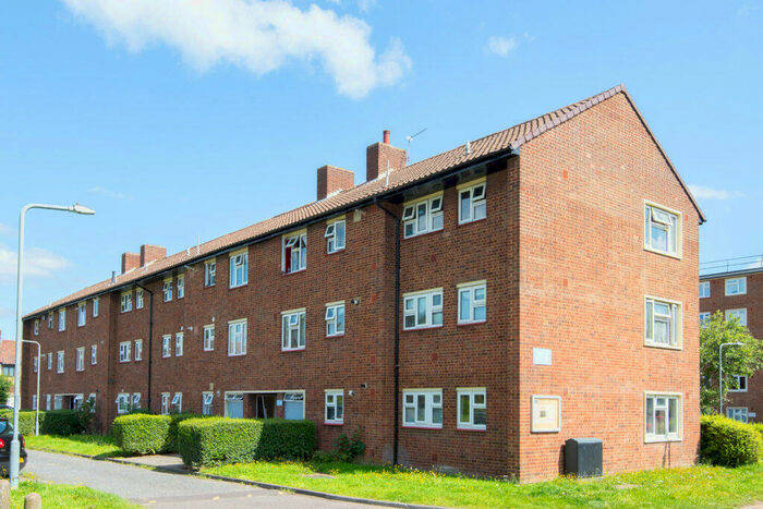 2 Bedroom Flat To Rent In Gaysham Hall, Longwood Gardens, Clayhall, Essex, IG5
