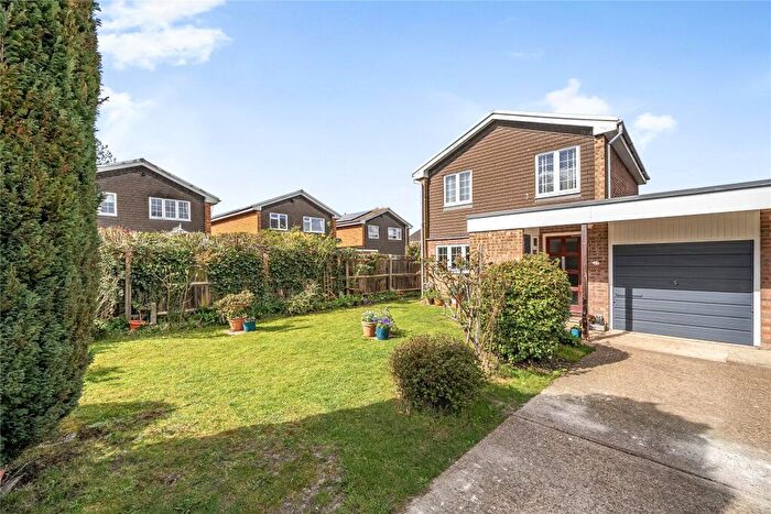 3 Bedroom Link Detached House For Sale In Goldsmiths Close, Woking, Surrey, GU21