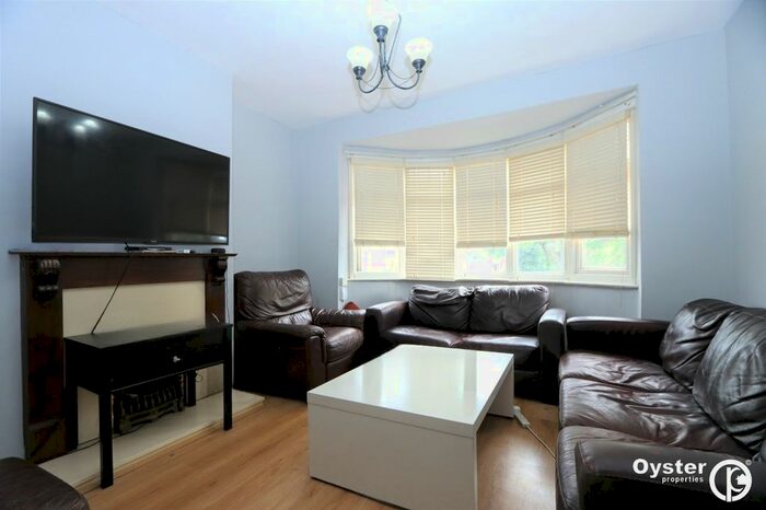 1 Bedroom Flat To Rent In Bowes Road, London, N11