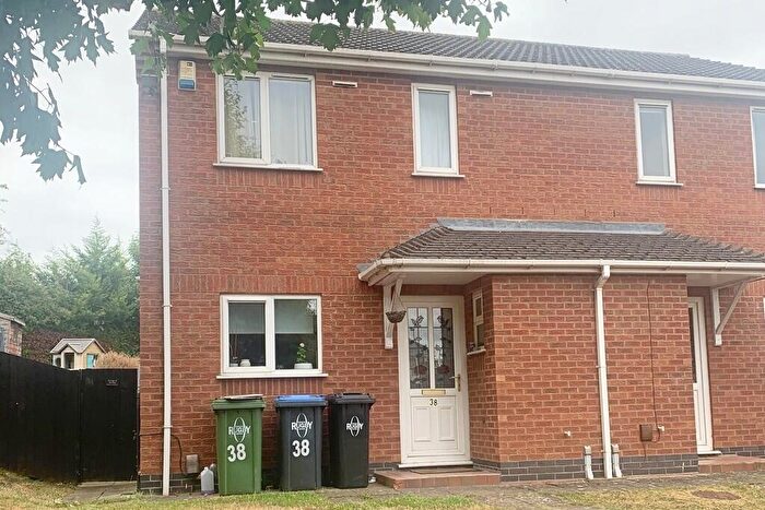 3 Bedroom Semi Detached House To Rent In East Street, Rugby, Warwickshire, CV21