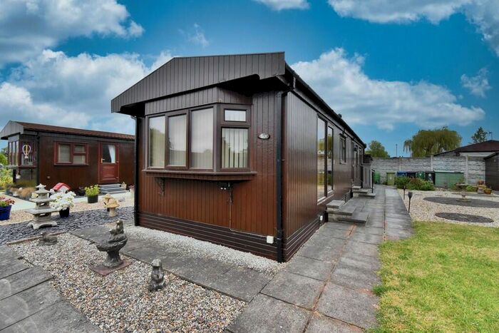 2 Bedroom Park Home For Sale In Poplar Drive, The Elms, Lincoln, LN1