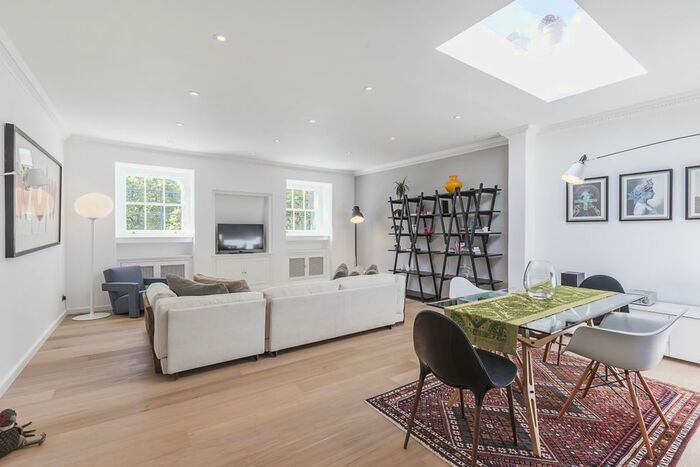 3 Bedroom Flat To Rent In St. Georges Square, SW1V