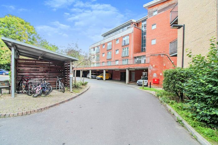 2 Bedroom Flat To Rent In Windmill Road, Slough, SL1