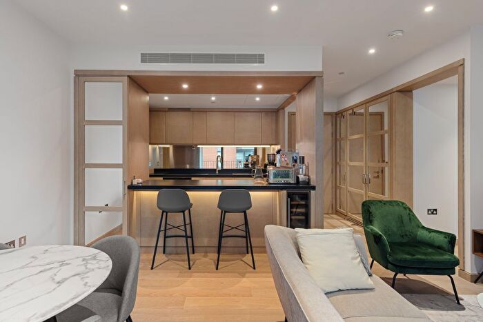 2 Bedroom Flat For Sale In Viaduct Gardens, London, SW11