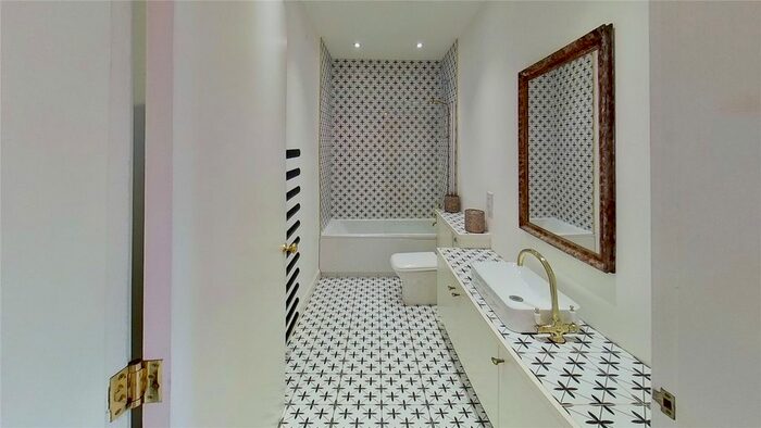 2 Bedroom Flat To Rent In St Peters Place, Viewforth, Edinburgh, EH3