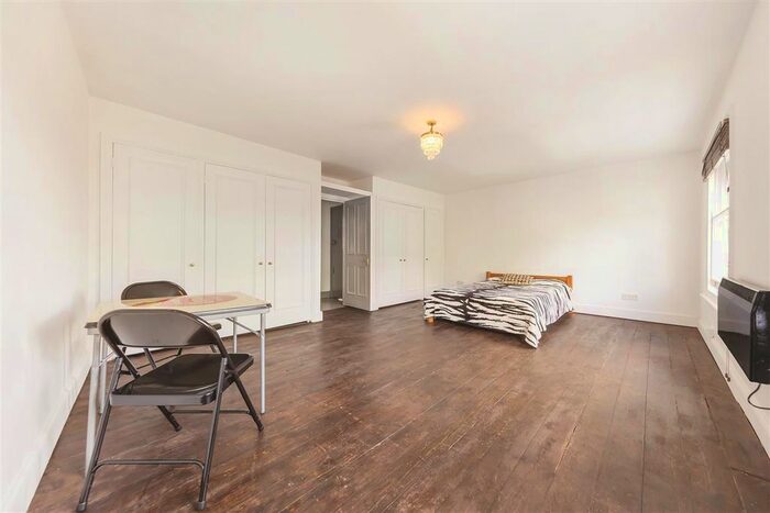 Studio To Rent In Cornwall Crescent, London, W11