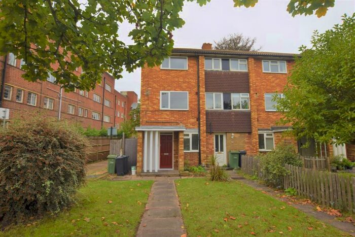 3 Bedroom Flat To Rent In Herne Hill Herne Hill, SE24