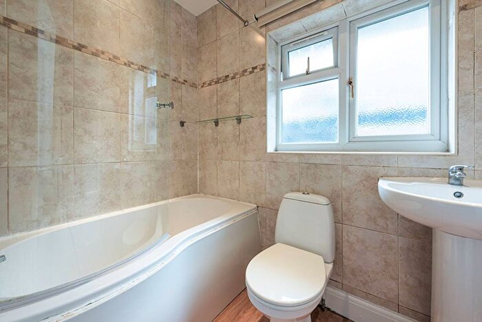 2 Bedroom Flat To Rent In Selborne Gardens, Hendon, London, NW4