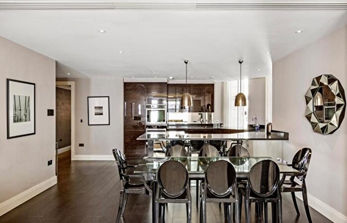 2 Bedroom Flat To Rent In George Street, Marylebone, London, W1H