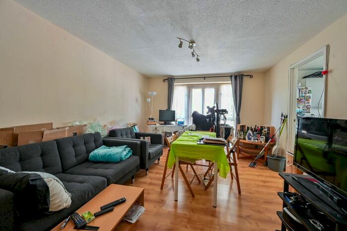 2 Bedroom Flat To Rent In Fern Walk, Bermondsey, London, SE16