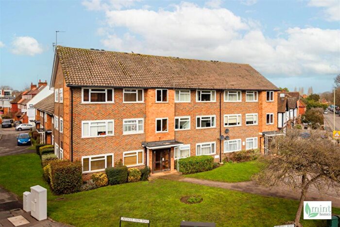 2 Bedroom Flat For Sale In Lavender Park Road, West Byfleet, KT14