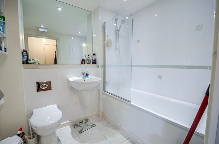 1 Bedroom Flat To Rent In Commercial Road, London, E14