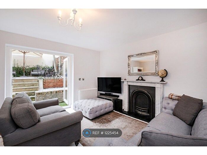 2 Bedroom Maisonette To Rent In Grosvenor Park, London, SE5