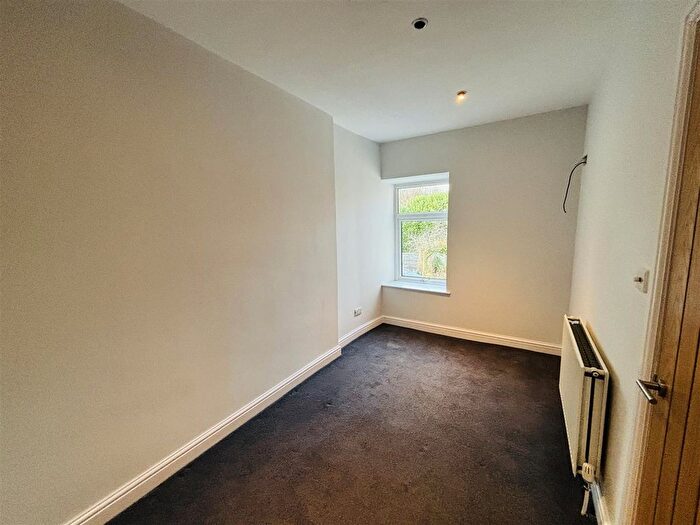 2 Bedroom End Of Terrace House To Rent In Dinting Lane, Glossop, SK13
