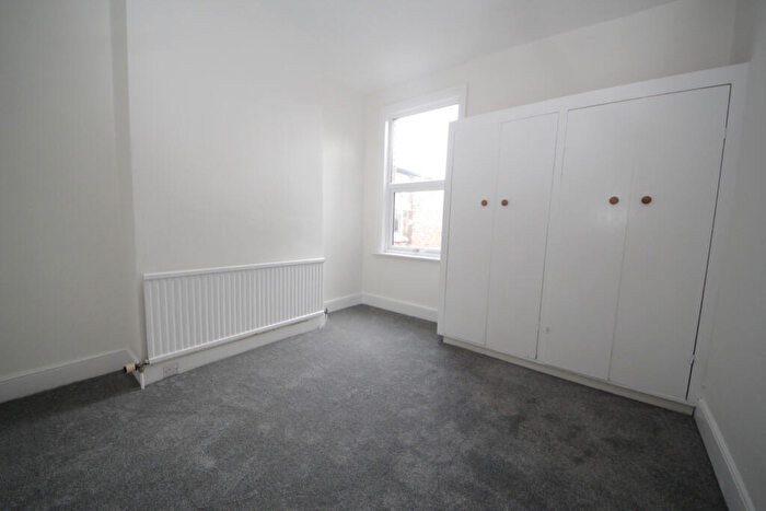 2 Bedroom Flat To Rent In Avondale Road, N13